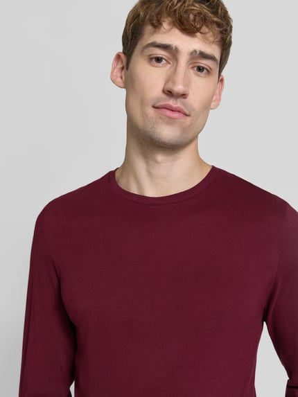 Mannelijk model draagt Slim Fit Longsleeve uit puur katoen van Christian Berg Men, bordeauxrood, ronde hals, met lange mouwen, Nahaufnahme Oberkörper. Ruglengte bij maat M: 70 cm.
