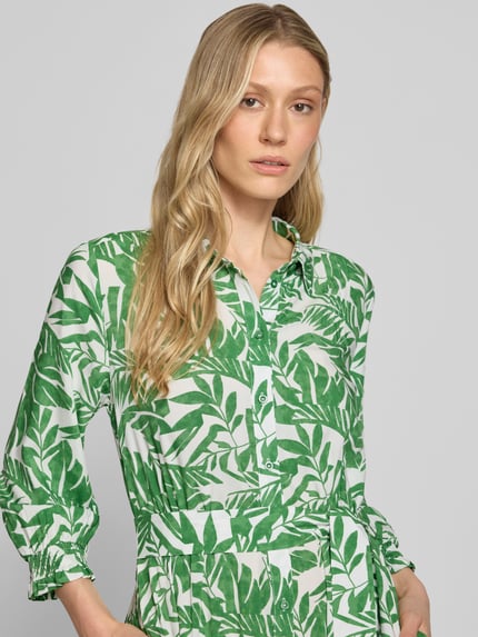 Modelka nosi Midikleid aus reiner Viskose mit Umlegekragen od More & More, zielony roślinny wzór, półrękawy, krój slim fit, z przodu, zbliżenie na górną część ciała