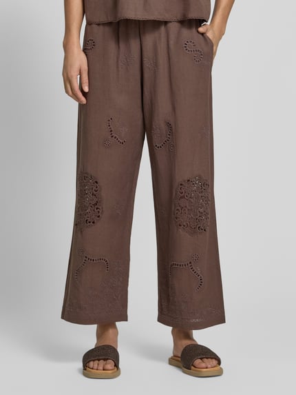 Frauenmodel trägt Culotte mit Lochstickerei und Eingrifftaschen von Jake*s Casual, braun, Leinen-Baumwoll-Mix, ausgestellter Schnitt, Ganzkörperansicht von vorne.