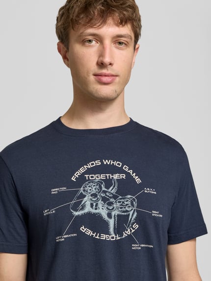 Männermodel trägt Regular Fit T-Shirt mit Motiv-Print Modell 'Klements' von Blend, reine Baumwolle, Rundhalsausschnitt, Nahaufnahme Oberkörper.