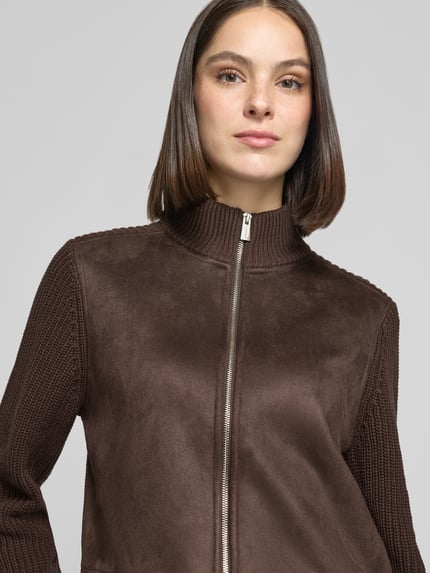 Frauenmodel trägt Strickjacke mit Stehkragen und Zweiwege-Reißverschluss von COMMA in Braun, Baumwoll-Mix, Nahaufnahme Oberkörper.