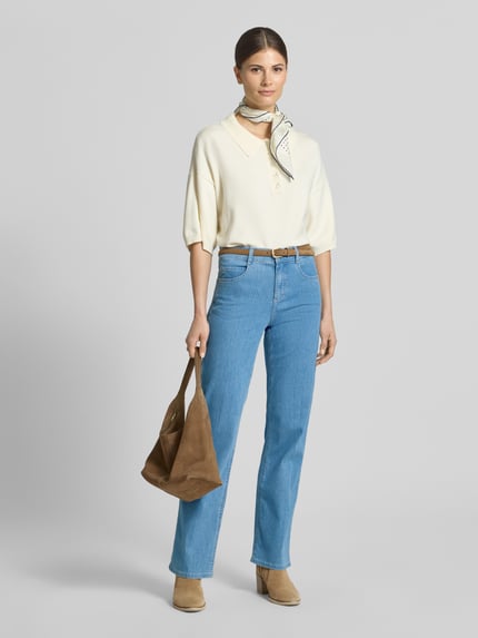 Vrouwenmodel draagt jeans met achterzakken model 'Lara' van Angels, katoenmix met stretch, straight fit, volledig zicht van voren.
