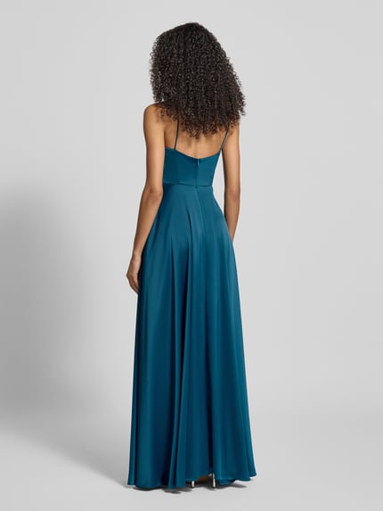 Frauenmodel trägt Abendkleid mit Wasserfall-Ausschnitt von Jake*s Cocktail in Petrol, tailliert, aus stretchigem Materialmix, Ganzkörperansicht Rückansicht.