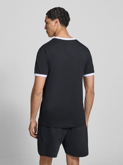 Männermodel trägt Herren T-Shirt mit Logo- und Label-Patch Modell 'RINGETTO' von Ellesse, Reine Baumwolle, Gerader-Schnitt, Ganzkörperansicht Rückansicht