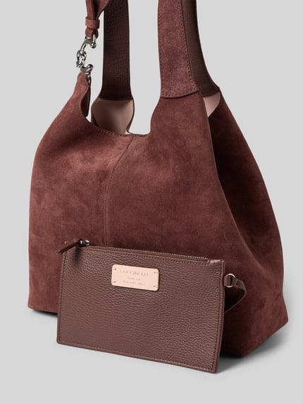 Produktfoto, Handtasche aus echtem Leder von Coccinelle w kolorze brązowym z Główną przegrodą, zapięciem na magnes, odpinanym przegródką wewnętrzną, detalem z logo, szerokość w rozmiarze 1: 32 cm, długość w rozmiarze 1: 28 cm, głębokość w rozmiarze 1: 51 cm, długość paska na ramię w rozmiarze 1: 31 cm, naturalna skóra, marek Coccinelle