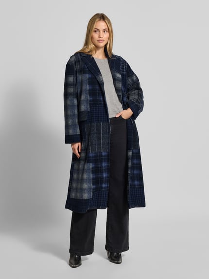 Frauenmodel trägt Regular Fit Mantel mit Woll-Anteil von Milano Italy, kariertes Muster in Blau-Grau, Material-Mix, Ganzkörperansicht von vorne. Damen Mantel, Reverskragen, doppelte Knopfleiste, Pattentaschen, Rückenlänge 122 cm, Schulterbreite 47 cm, Brustweite 54 cm, Ärmellänge 57 cm.