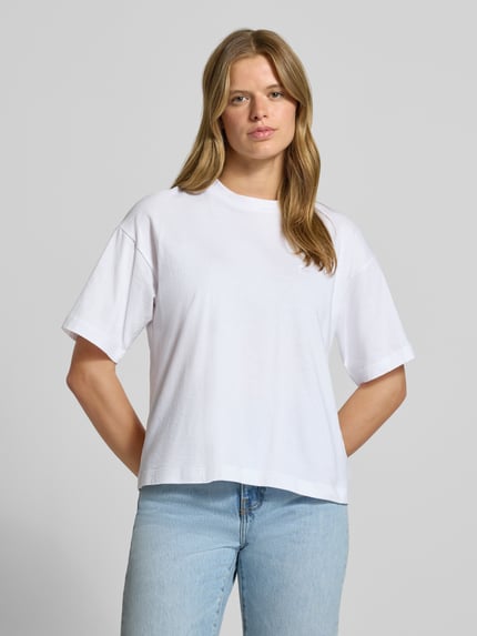 Vrouwenmodel draagt wit regular fit t-shirt uit puur katoen Model 'CHESTER' van Carhartt Work In Progress, halflange mouwen, opstaande kraag, ruglengte bij maat S 56 cm, frontale bovenlichaam close-up.