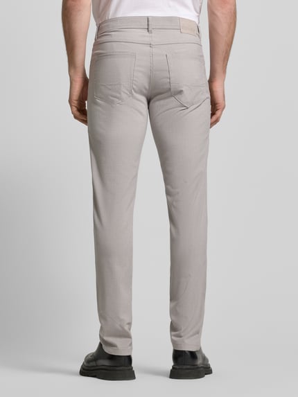 Mannelijk model draagt 'Chino mit 5-Pocket-Design' van Christian Berg Men in lichtgrijs, rechte fit, materiaal-mix met viscose, volledig zicht van achteren.