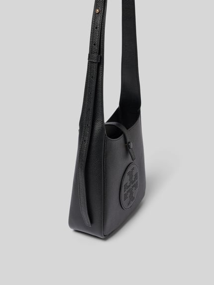 Produktfoto, Crossbody Bag mit Logo-Detail von Tory Burch, czarny kolor, fakturowany wzór, detal z logo, główna przegroda z zapięciem na zatrzask, regulowany pasek na ramię, podział: podwójna główna przegroda, szerokość w rozmiarze 1: 15 cm, długość w rozmiarze 1: 18 cm, głębokość w rozmiarze 1: 6 cm