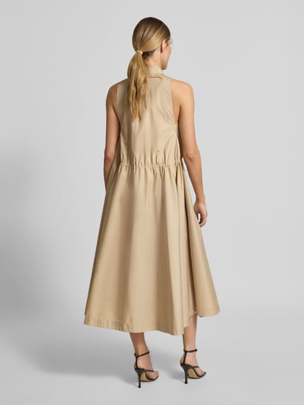 Vrouwenmodel draagt Blusenkleid aus Baumwolle mit Tunnelzug van BOSS, midi-lengte, regular fit, uni, mouwloos, katoen, zijzakken, rugaanzicht volledige lengte