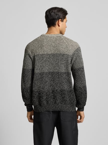 Męski model nosi Relaxed Fit Strickpullover aus reiner Baumwolle Modell 'BIRK' od Only & Sons o efekcie melanż, ombré, z długimi rękawami, widok z tyłu.