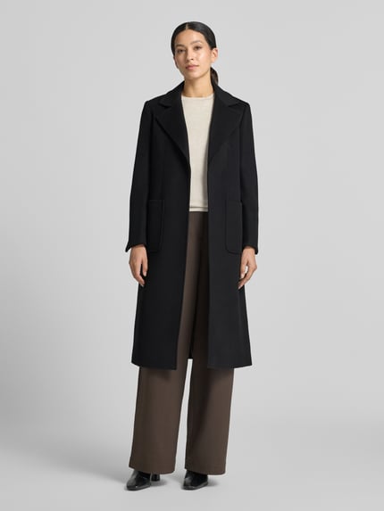 Frauenmodel trägt Regular Fit Mantel aus reiner Baumwolle Modell 'RUNAWAY' von MAX&Co. in Schwarz mit breitem Kragen, Ganzkörperansicht von vorne, Damen Mantel von MAX&Co.
