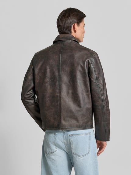 Männermodel trägt Jacke aus Viskose-Mix in Leder-Optik von Diesel in Dunkelbraun, gerade Passform, Rückansicht, Ganzkörperansicht Rückansicht. Rückenlänge 66 cm, Schulterbreite 42 cm, Ärmellänge 67 cm, Zweiwege-Reißverschluss, Reißverschlusstaschen.