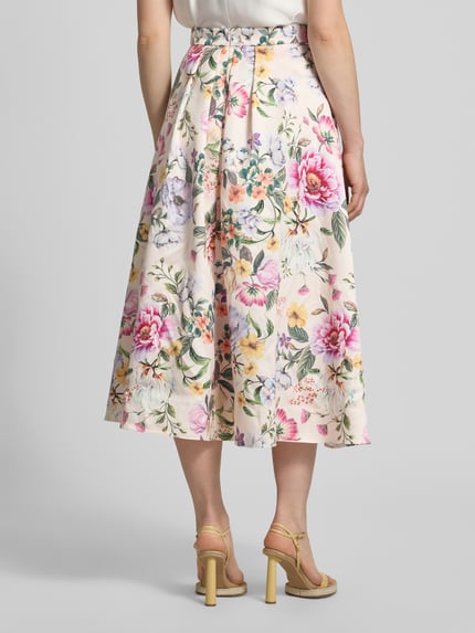 Frauenmodel trägt Midirock im Allover-Look mit Falten von Swing, florale Farben, Reißverschluss, Bundweite 35 cm, Ganzkörperansicht Rückansicht.