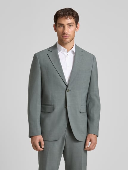 Męski model nosi Regular Fit Blazer mit Lanawoll-Anteil Modell 'Charles' von Matinique, elastyczna mieszanka materiałów, kołnierz z połami, brustasza, kieszenie z wypustkami, listwa z 2 guzikami, długość tyłu w rozmiarze 50: 75 cm, szerokość w rozmiarze 50: 46 cm, długość rękawów w rozmiarze 50: 66 cm, całość w odcieniu jasnej szarości, gładka faktura, Ganzkörperansicht von vorne.