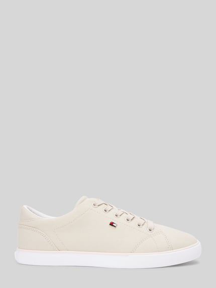Produktfoto, Low Top Sneaker aus Canvas von Tommy Hilfiger in Optik: Unifarben mit abgerundeter Schuhspitze, flacher Absatzform, Schnürung, Logo-Applikation, Material: Reine Baumwolle