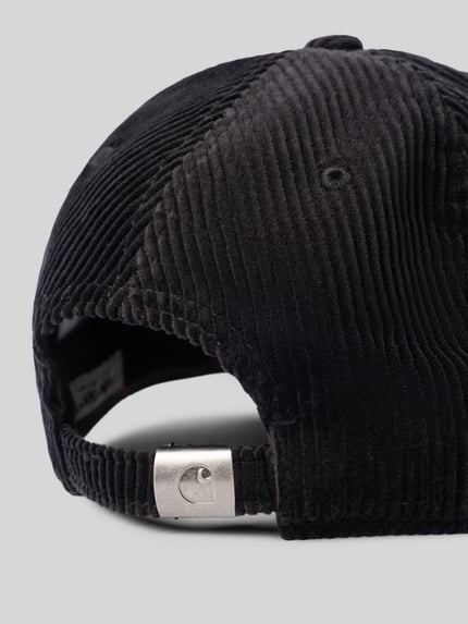 Produktfoto, schwarze Basecap mit Logo-Stitching Modell 'Harlem' von Carhartt Work In Progress aus Baumwolle, verstärkter Schirm, Riegel, eingestickte Luftlöcher, Rückansicht, Cord-Textur
