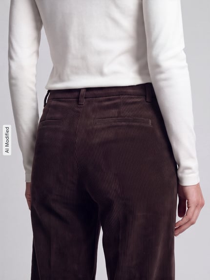 Männermodel trägt spodnie sztruksowe Regular Fit Cordhose mit angedeuteten Taschen Modell 'AMELIE' von CAMBIO, widok z tyłu, KI-modifiziertes Bild