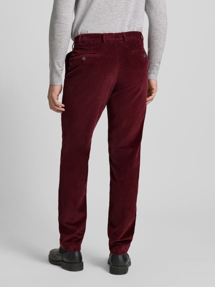 Männermodel trägt Cordhose mit Gesäßtaschen Modell 'PARMA' von Hiltl aus Reine Baumwolle, Gerader-Schnitt, Ganzkörperansicht Rückansicht.