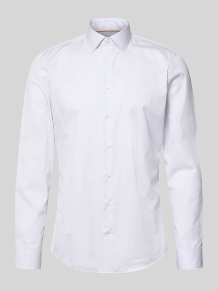 Produktfoto, weißes Slim Fit Businesshemd in Premiumqualität von Jake*s, feine Streifen, glatte Textur, vor grauem Hintergrund.