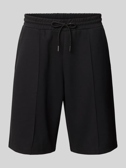 Produktfoto, Shorts mit elastischem Bund und Ziernähten von REVIEW in Schwarz, Loose-Fit, Material-Mix mit Stretch-Anteil, Kordelzug, seitliche Eingrifftaschen, angedeutete Gesäßleistentaschen, Bundweite 42 cm, Innenbeinlänge 26 cm, Größe M, glatte Textur