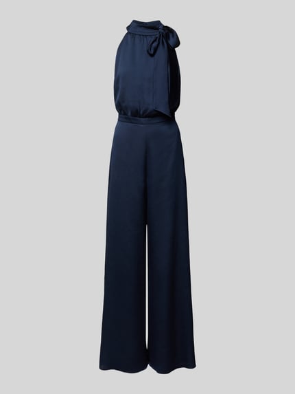 Produktfoto, Jumpsuit mit Schleifen-Detail von SWING in Dunkelblau, Regular-Fit, Neckholder, rückseitiger Reißverschluss, strukturierte glatte Oberfläche, Rückenlänge 40 cm, Brustweite 36 cm, Gesamtlänge 152 cm, Innenbeinlänge 83 cm, Größe 36