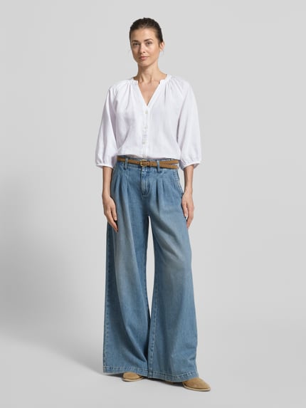 Vrouwenmodel draagt Relaxed Fit Hemdbluse Leinen-Baumwoll-Mix Modell 'ALBERTA' van Selected Femme, gestreept meerkleurig, V-hals, knoopsluiting, 3/4 mouwen met elastiek, afgeronde zoom, vooraanzicht volledige lichaamsopname.