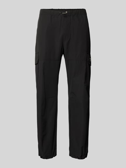 Produktfoto, schwarze Regular Fit Hose mit Cargotaschen Modell 'LOGAN' von Antony Morato aus Material-Mix mit Baumwoll-Anteil, elastischer Bund, sichtbare Taschen, glatte Textur, Bundweite 43 cm, Innenbeinlänge 75 cm, Herren Hose
