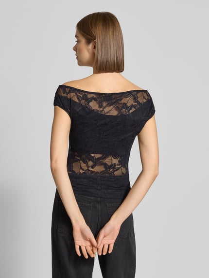 Vrouwenmodel draagt Slim Fit T-Shirt uit kant in asymmetrisch design van Gina Tricot, zwart, semitransparant, rugaanzicht, context geïntegreerd.