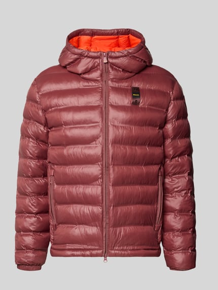 Produktfoto, Steppjacke mit Zweiwege-Reißverschluss Modell 'CHARLES' von Blauer USA in Rostrot mit orangefarbenem Innenfutter, Regular Fit, Kapuze, sichtbare Reißverschlusstaschen und Label-Detail, glatte und gesteppte Struktur, neutrale Rückwand