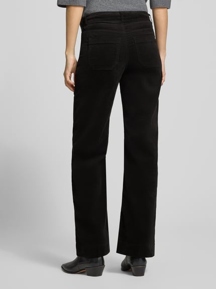 Männermodel trägt Wide Leg Hose mit aufgesetzten Taschen von Christian Berg Woman, mieszanka bawełny i elastanu, aksamit, Szerokość w rozmiarze 36/32: 38 cm, Długość wewnętrzna nogawki: 79 cm, całkowity widok z tyłu