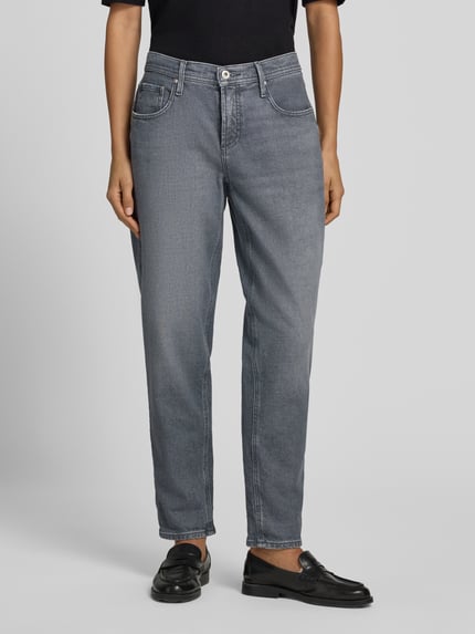 Kobiece model prezentuje szare jeansy Barrel Jeans aus Baumwoll-Mix Modell 'MILEY' od Brax, widok całej sylwetki z przodu, damskie jeansy