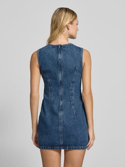 Männermodel trägt Minikleid mit Teilungsnähten von HUGO Blue, Etui-Kleid aus Denim, Medium Wash, ohne Ärmel, Gehschlitz, Ganzkörperansicht Rückansicht