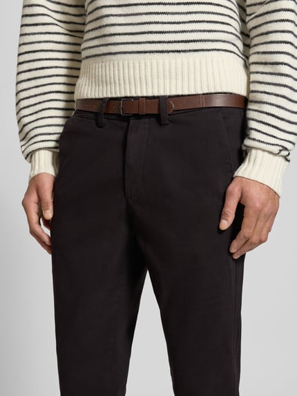 Männermodel trägt Slim Fit stoffen broek met afneembare riem Model 'Marco' van JACK & JONES, katoenmix, steekzakken, detailaufnahme taille