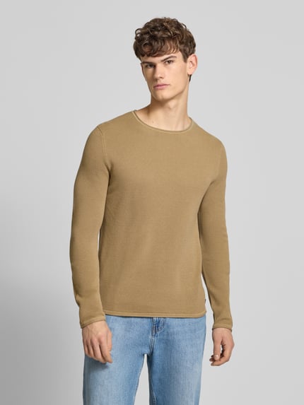 Männermodel trägt Basic Strickpullover mit Rundhalsausschnitt und Rollkanten von Review, Reine Baumwolle, Regular-Fit, Ganzkörperansicht von vorne