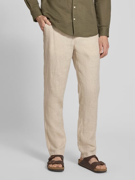 Männermodel trägt Leinenhose mit Eingrifftaschen Modell 'Pandrup' von Casual Friday in Beige, Regular Fit, Nahaufnahme Unterkörper.