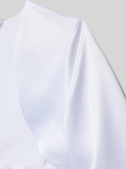 Produktfoto, Bolero aus Satin mit offener Vorderseite von Happy Girls, weiß, glatte Textur, glänzend, Cropped-Schnitt, Detailaufnahme.