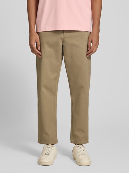Mannenmodel draagt Straight Fit broek uit katoenmix van REVIEW in beige met steekzakken en achterzakken, knoop- en ritssluiting, bandwijdte maat M 42 cm, binnenbeenlengte maat M 69 cm, full body vooraanzicht.
