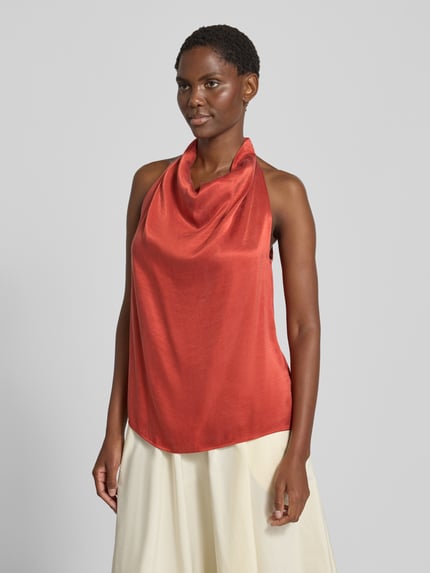 Frauenmodel trägt Blusenshirt aus Viskose-Mix mit Wasserfall-Ausschnitt von Jake*s Collection in Rot, glatte Textur, Ganzkörperansicht von vorne. Damen Blusenshirt, Straight Fit, rückseitiger Schlüsselloch-Ausschnitt, Rückenlänge bei Größe 36: 60 cm.