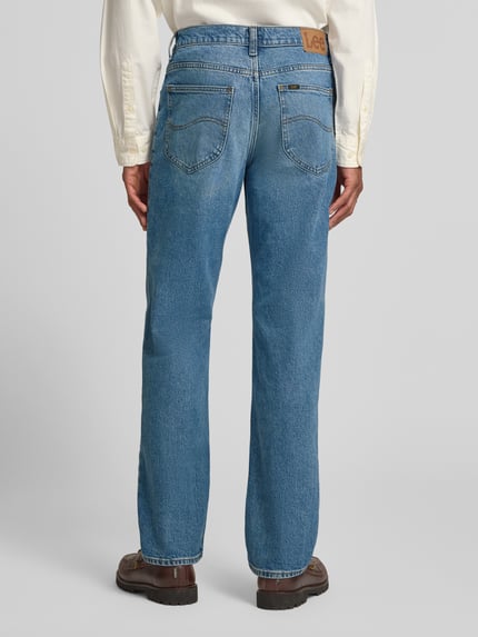 Męski model nosi Straight Fit Jeans im 5-Pocket-Design Modell 'WEST' od Lee, bawełniano-lyocellowa tkanina, błękitny denim, widok całej sylwetki z tyłu, szerokość w rozmiarze 32/32: 44 cm, długość nogawki od wewnątrz: 81 cm