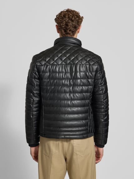 Männermodel trägt Regular Fit Jacke in Stepp-Optik von Christian Berg Men in Schwarz, Leder-Optik, Ganzkörperansicht Rückansicht.