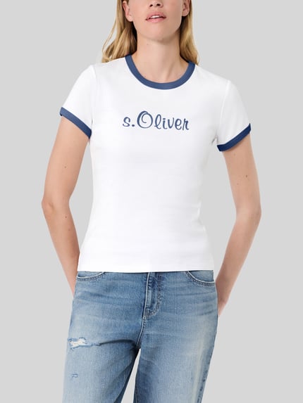 Kobiece modelka nosi biały Damski t-shirt Regular Fit T-Shirt aus reiner Baumwolle - s.Oliver x Heidi Klum von s.Oliver RED LABEL, niebieskie akcenty, gładka tekstura, z przodu widok na górną część ciała.