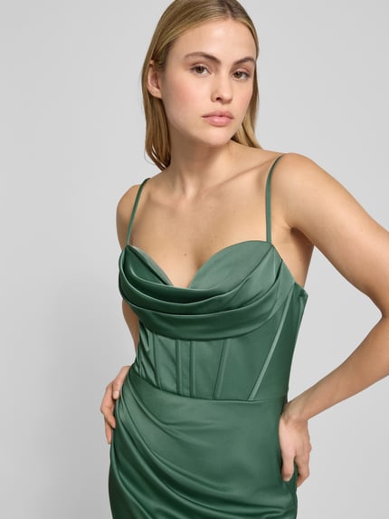 Kobiece model prezentuje zielone, satynowe Abendkleid aus Satin mit Raffungen od Hey Kyla, corsagenkleid, detal górnej części, zbliżenie torsu.
