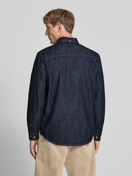 Männermodel trägt Regular Fit Jeanshemd mit Brusttasche Modell 'BROOK' von JACK & JONES, dunkelblau, reine Baumwolle, Rückenansicht.