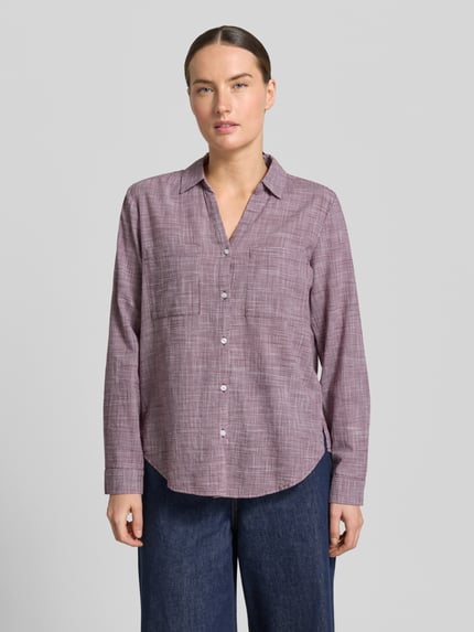 Frauenmodel trägt Regular Fit Hemdbluse aus reiner Baumwolle von Tom Tailor mit Optik:Allover-Muster und Hahnentritt, Ganzkörperansicht von vorne.