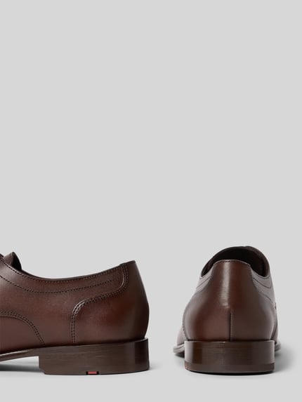 Productfoto, bruine leren 'Schnürschuhe aus Leder Modell LENO 110' van Lloyd met gladde zool, afgeronde neus en lage hak, 3 cm hakhoogte, 7 cm schachthoogte, 11 cm schachtwijdte, glad en mat oppervlak, eenvoudige structuur.