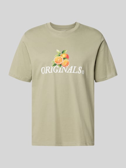 Produktfoto, Regular Fit T-Shirt mit Statement-Print Modell 'Eres' von Jack & Jones aus reiner Baumwolle, Rundhalsausschnitt, grüner Stoff, Statement-Print mit Orangen und Schriftzug, Rückenlänge 61 cm bei Größe M