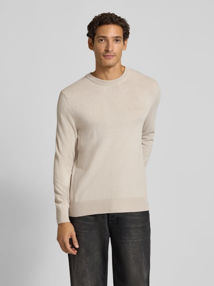 Männermodel trägt beigefarbenen Regular Fit Pullover aus Baumwoll-Mix mit Schurwoll-Anteil von Marc O'Polo, Ganzkörperansicht von vorne. Herren Pullover von Marc O'Polo