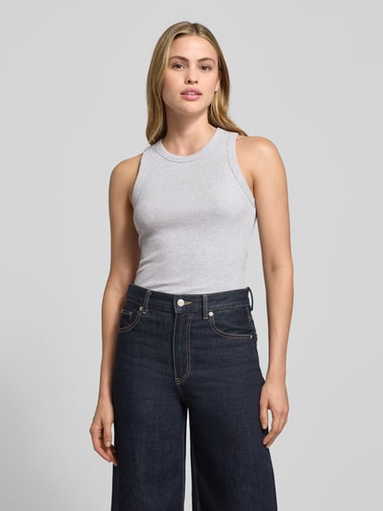 Vrouwenmodel draagt Tanktop in Ripp-Optik mit Rundhalsausschnitt van Scotch & Soda, lichtgrijs, slim fit, katoen-elastaan, ribtextuur, voorkant bovenlichaam dichtbij.