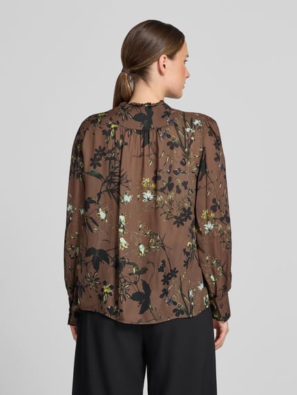 Vrouwenmodel draagt Regular fit blouse met lange mouwen van pure viscose met bruin bloemmotief, Regular Fit Langarmbluse aus reiner Viskose van Marc O'Polo, Dames, volledige lichaamsaanzicht achterkant.